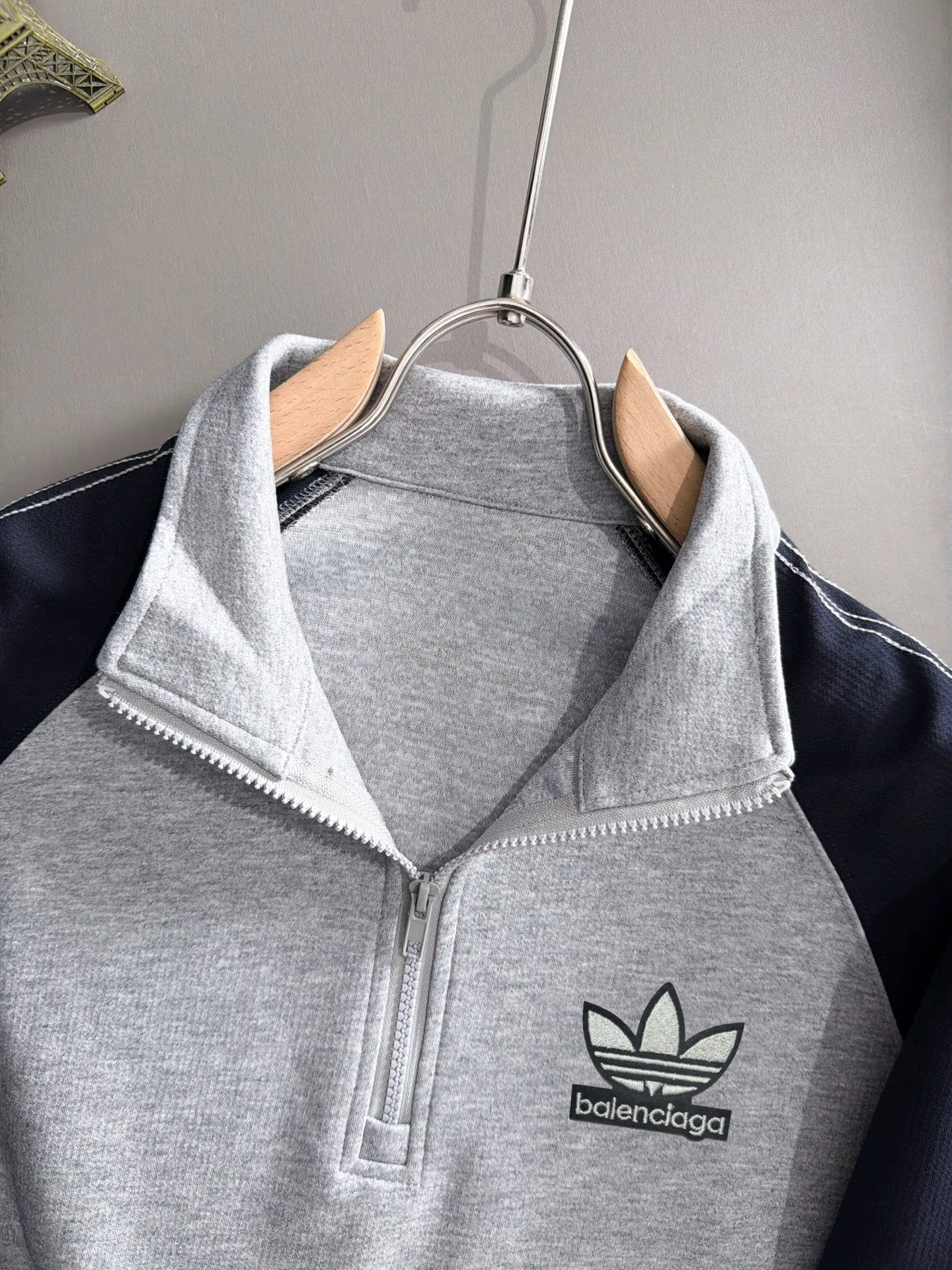 Paris Clover exclusively launches the 2026 autumn and winter New Arrival long-sleeved sweatshirts for men and women. Same Style. Many stars have the same style. Craftsmanship that ordinary small workshops cannot copy. No matter in terms of materials, detail restoration and craftsmanship, we are not afraid of any challenges, just to provide you with wonderful products. Compare the top Original versions at will. No expense is spared just to make it better. Unique imported fabric feel. Purely imported German machine production. Precision operation. Thousands of needles density. A complete set of New Arrival accessories with three standards can be customized simultaneously. Versatile upper body is fashionable, a perfect choice for autumn and winter, and a must-have item. Sizes table: M-4XL (please state your height and weight when placing an order)